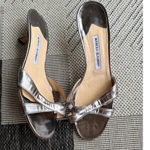 MANOLO BLAHNIK Women's Callamu Patent Leather Slip-On Sandals 40.5 Dark Grey